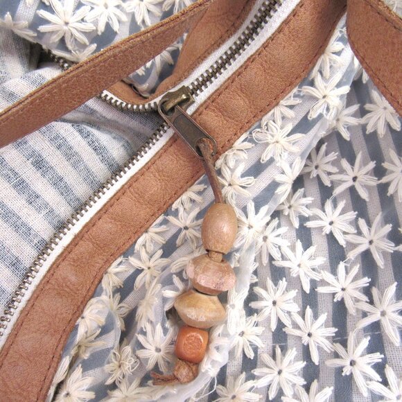 Anthropologie Daisy Beach Hobo Bag - Picture 5 of 7